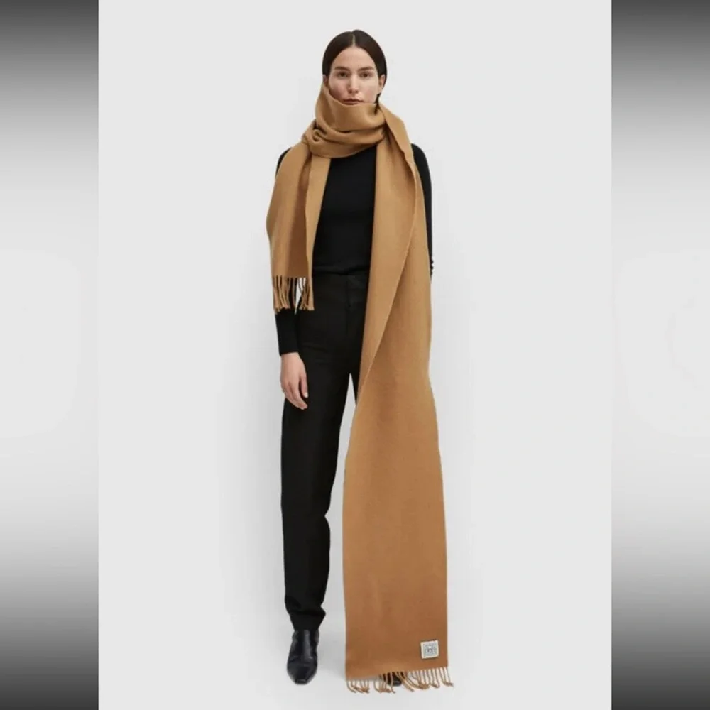 NWOT TOTEME Classic wool scarf in camel